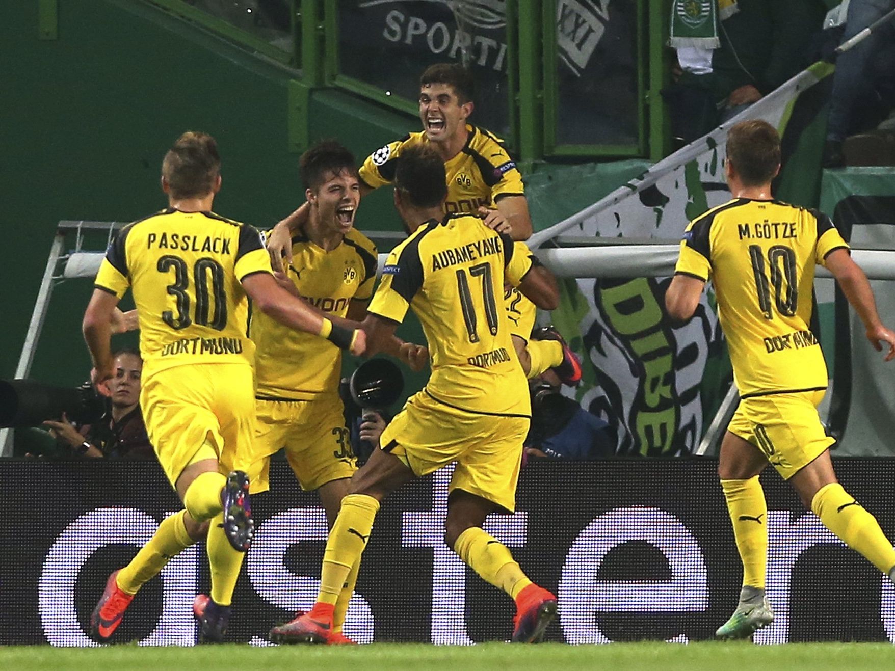 Dortmund jubelte in Lissabon über einen hart erkämpften Sieg. Dortmund jubelte in Lissabon über einen hart erkämpften Sieg.
