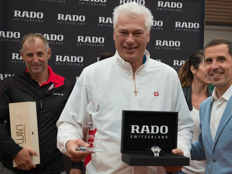 Toni Polster auf dem Siegerfoto. Toni Polster auf dem Siegerfoto.