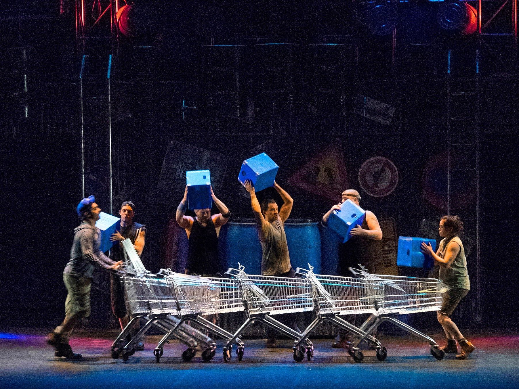 Mit neuen Showszenen wie “Trolleys” und “Frogs” kehrt STOMP nach sechs Jahren nach Bregenz zurück. Mit neuen Showszenen wie “Trolleys” und “Frogs” kehrt STOMP nach sechs Jahren nach Bregenz zurück.