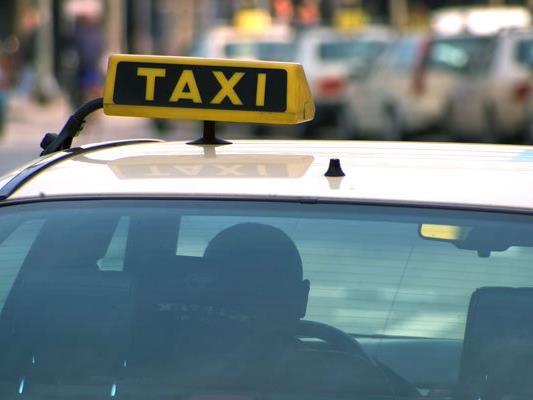 Der Taxifahrer meinte, er würde grundsätzlich nicht anhalten, wenn er Fahrgäste befördere.