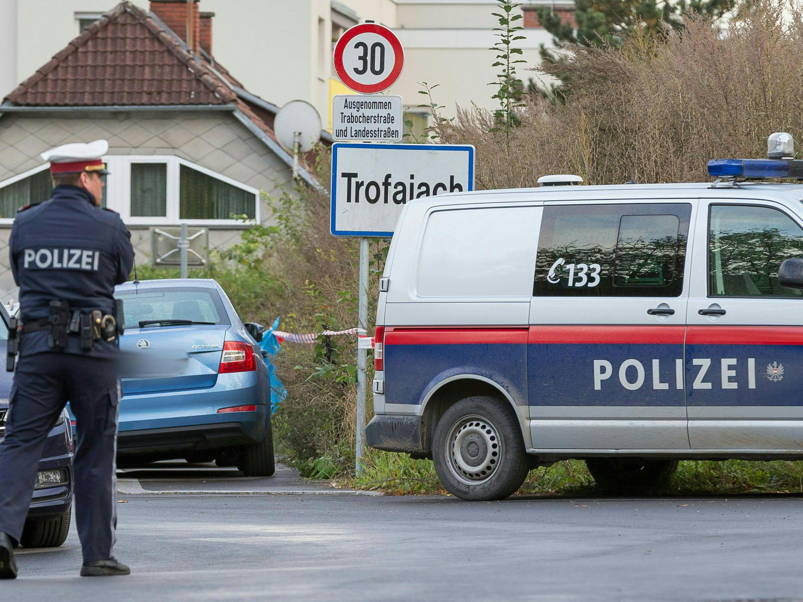 Polizeikräfte in Trofaiach in der Steiermark wo die Leichen der Opfer gefunden wurden