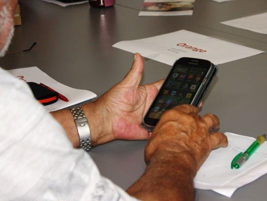 Experten erklären Senioren die Funktionen des Smartphones.