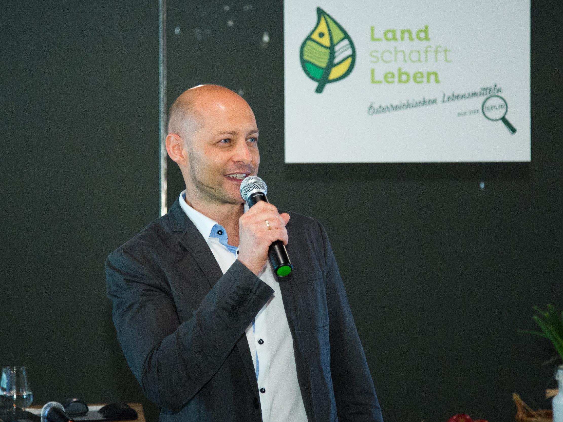 Gesprächspartner & Gründer von Land schafft Leben Hannes Royer bei der ersten Pressekonferenz