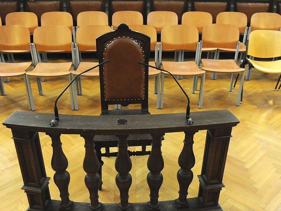 Der Polizist bekannte sich nicht schuldig. Der Polizist bekannte sich nicht schuldig.