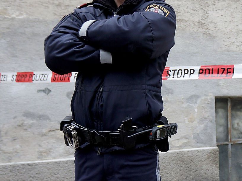 Die Polizei fahndet nach dem Täter. Die Polizei fahndet nach dem Täter.