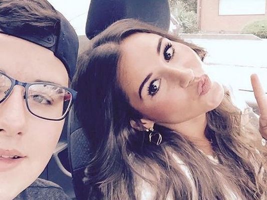 Die beiden scheinen sich sehr nahe zu stehen. Die beiden scheinen sich sehr nahe zu stehen.