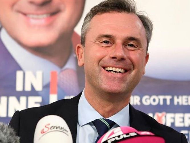 Norbert Hofer steht zu seinen Plakaten. Norbert Hofer steht zu seinen Plakaten.