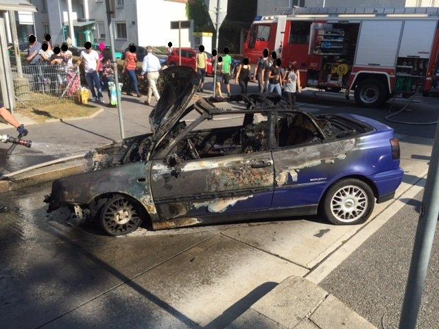 Das Fahrzeug der 25-Jährigen brannte völlig aus.