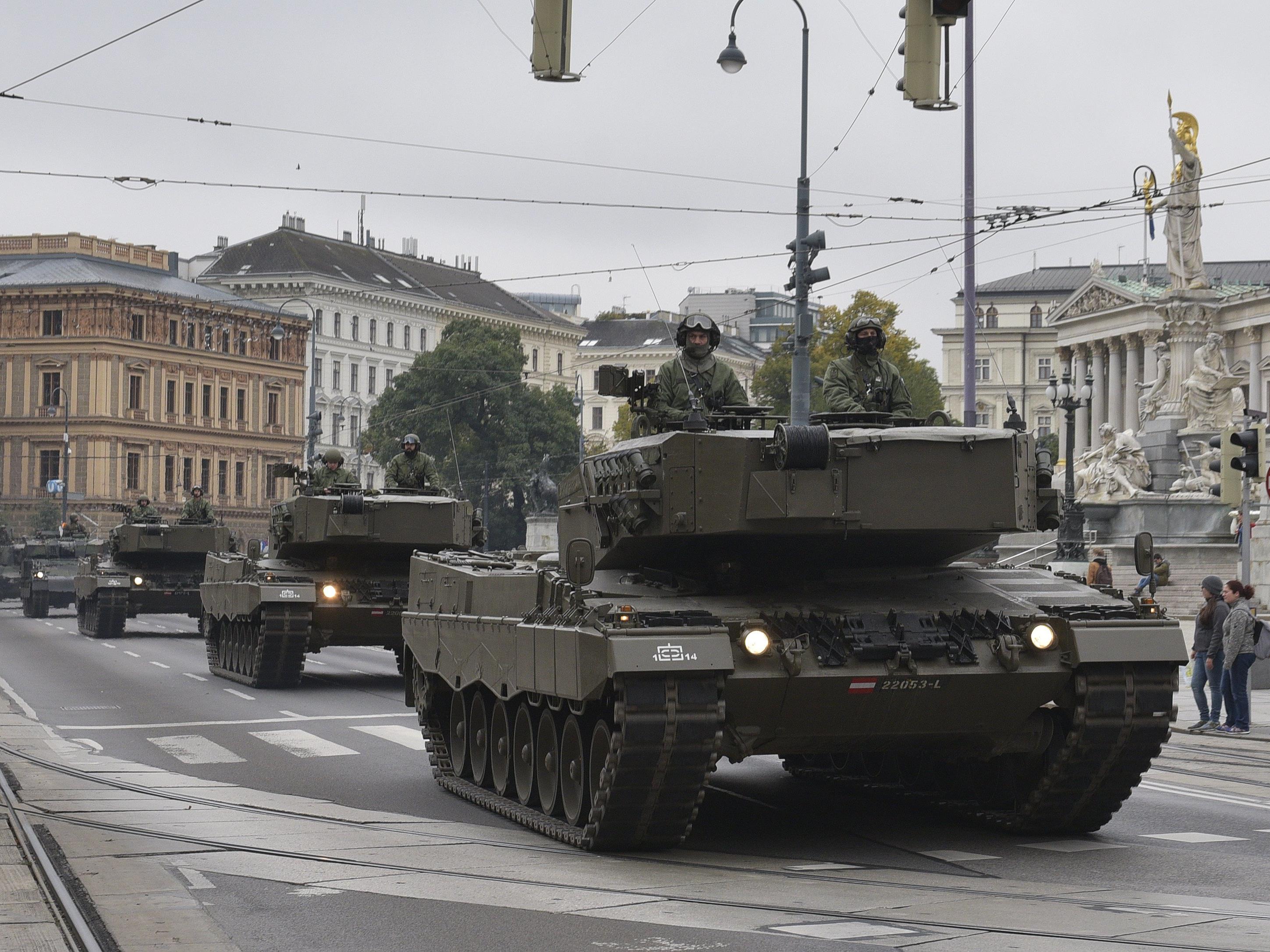 Panzer und Kettenfahrzeuge sind um den Nationalfeiertag in Wien unterwegs