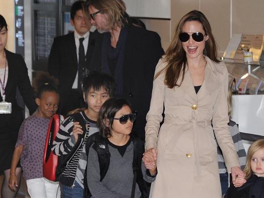 Offenbar wollen die meisten Kinder von Angelina Jolie und Brad Pitt auch nach der Trennung regelmäßigen Kontakt zu ihrem Vater.
