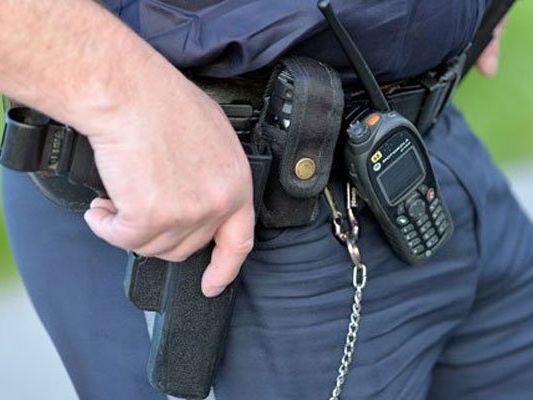 Der Polizeibeamte soll ein Geständnis abgelegt haben. Der Polizeibeamte soll ein Geständnis abgelegt haben.