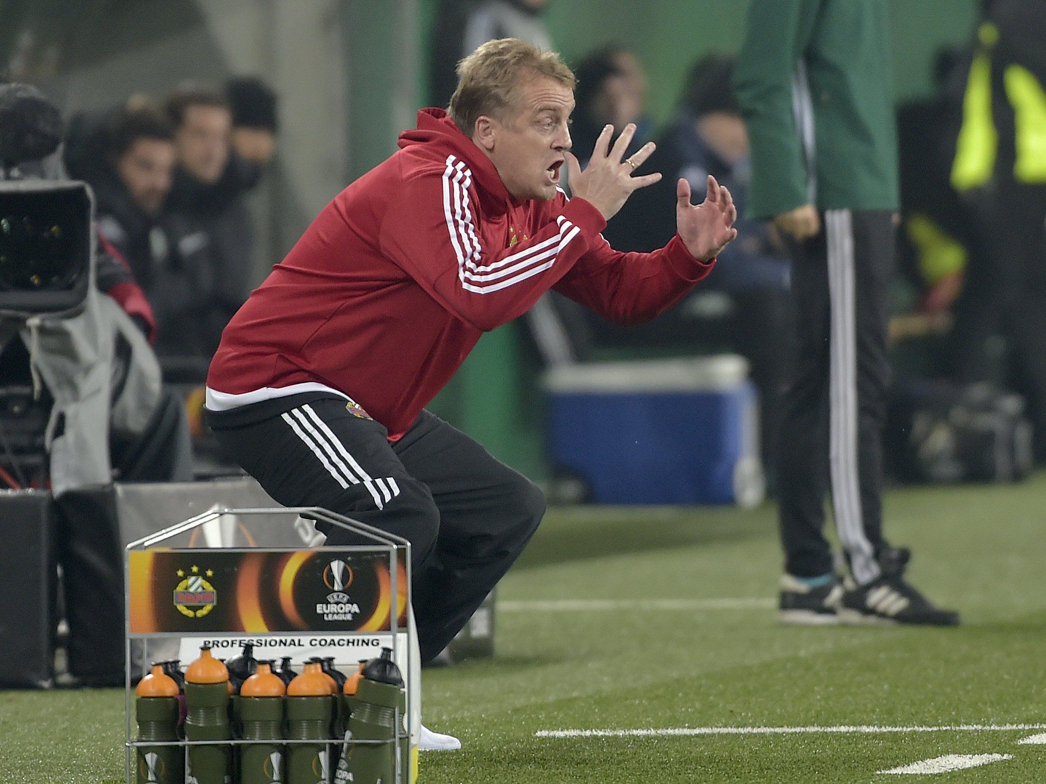 Rapid-Trainer Mike Büskens war im Derby der Verzweiflung nahe.