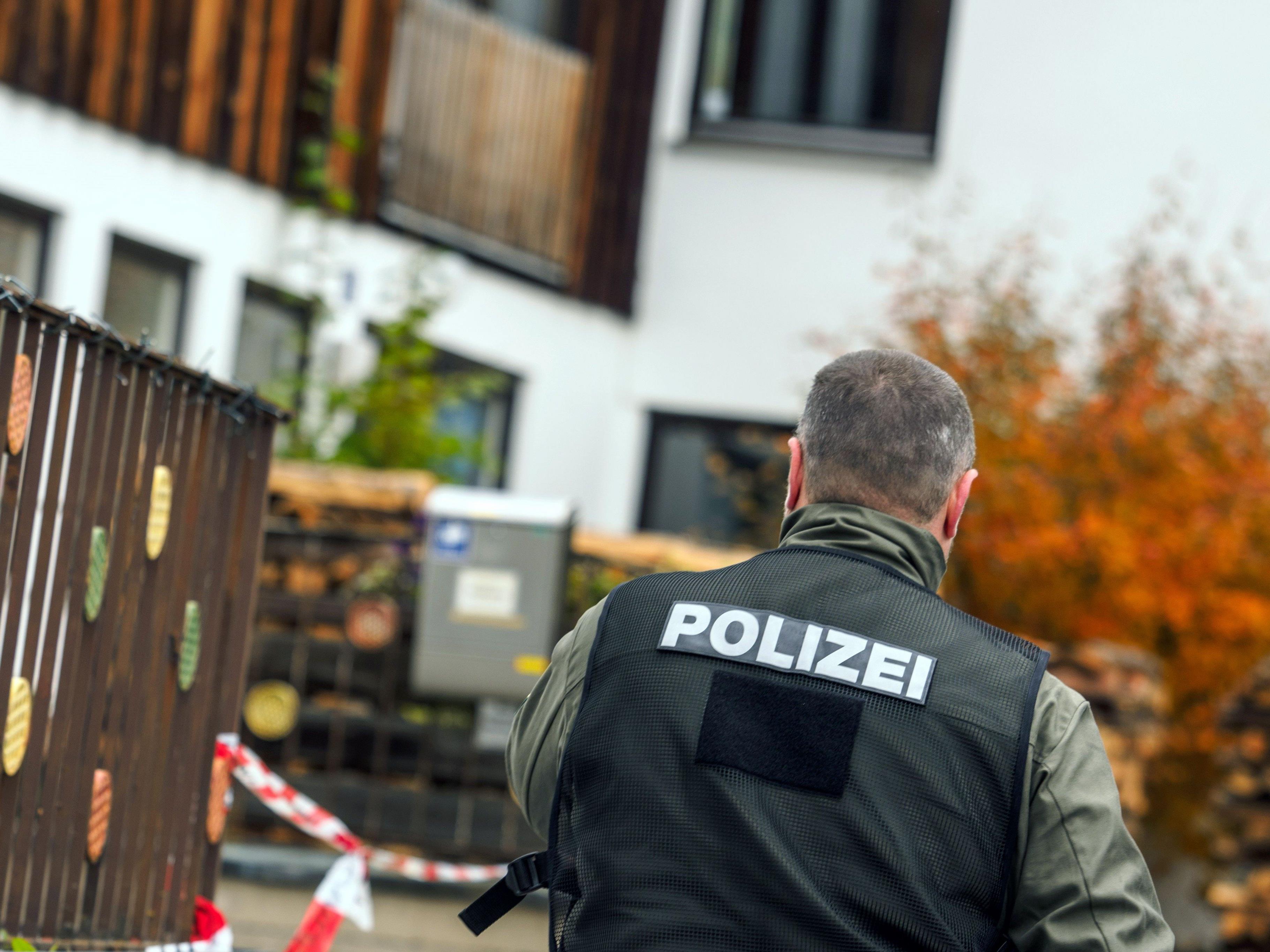Ein von einem sogenannten Reichsbürger angeschossene deutsche Polizist ist am frühen Morgen gestorben.