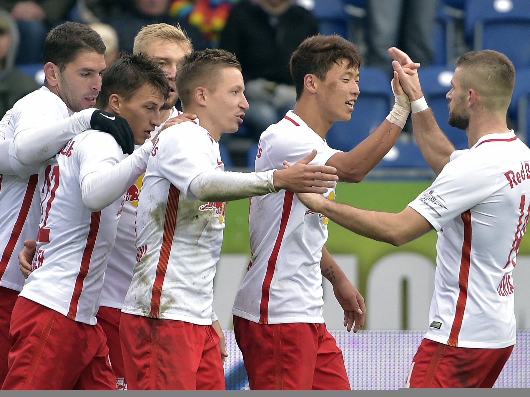 (v.l.), Jonathan Soriano (Salzburg), Stefan Lainer (Salzburg), Konrad Laimer (Salzburg), Marc Rzatkowski (Salzburg), Hee Chan Hwang (Salzburg), Valon Berisha (Salzburg) im Spiel der Fußball tipico Bundesliga zwischen SKN St. Pölten und Red Bull Salzburg