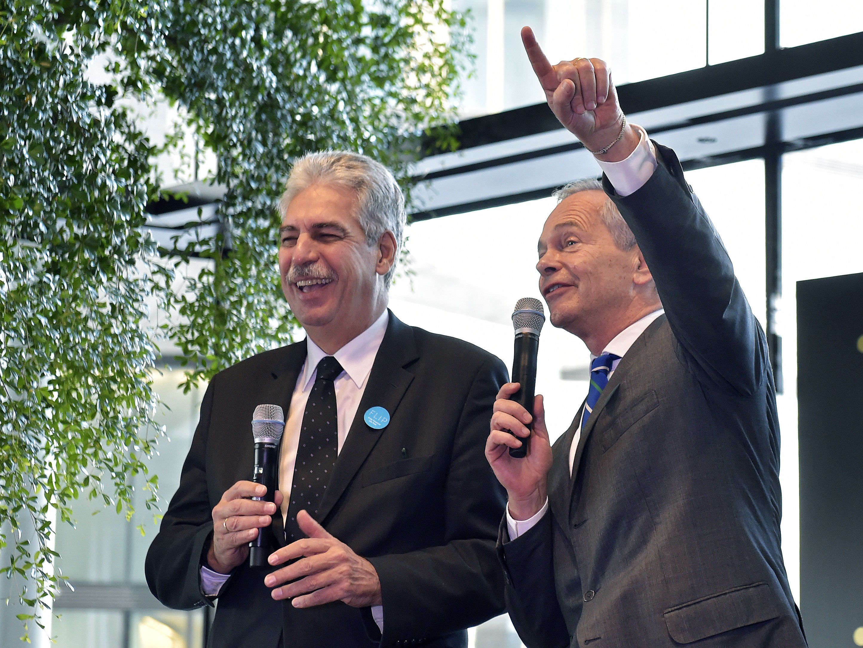 (v.l.), Finanzminister Hans Jörg Schelling (ÖVP), Vorstandvorsitzender der Erste Group Bank, Andreas Treichl bei der Eröffnung des Erste Bank Financial Life Park (FLIP) in Wien (v.l.), Finanzminister Hans Jörg Schelling (ÖVP), Vorstandvorsitzender der Erste Group Bank, Andreas Treichl bei der Eröffnung des Erste Bank Financial Life Park (FLIP) in Wien