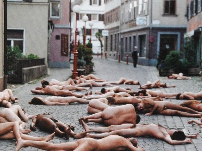 Nackt-Kunst-Aktion in der Bregenzer Anton Schneider-Straße. Nackt-Kunst-Aktion in der Bregenzer Anton Schneider-Straße.