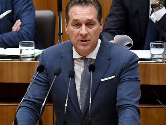 In seiner Rede zum Nationalfeiertag spricht FPÖ-Parteiobmann HC Strache zu "Das Recht geht vom Volk aus". In seiner Rede zum Nationalfeiertag spricht FPÖ-Parteiobmann HC Strache zu "Das Recht geht vom Volk aus".