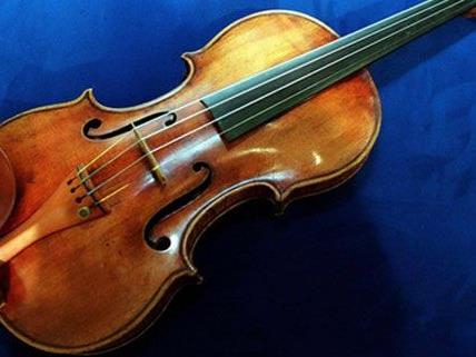 Eine wertvolle Geige wurde aus einem Auto in Wien 15 gestohlen.