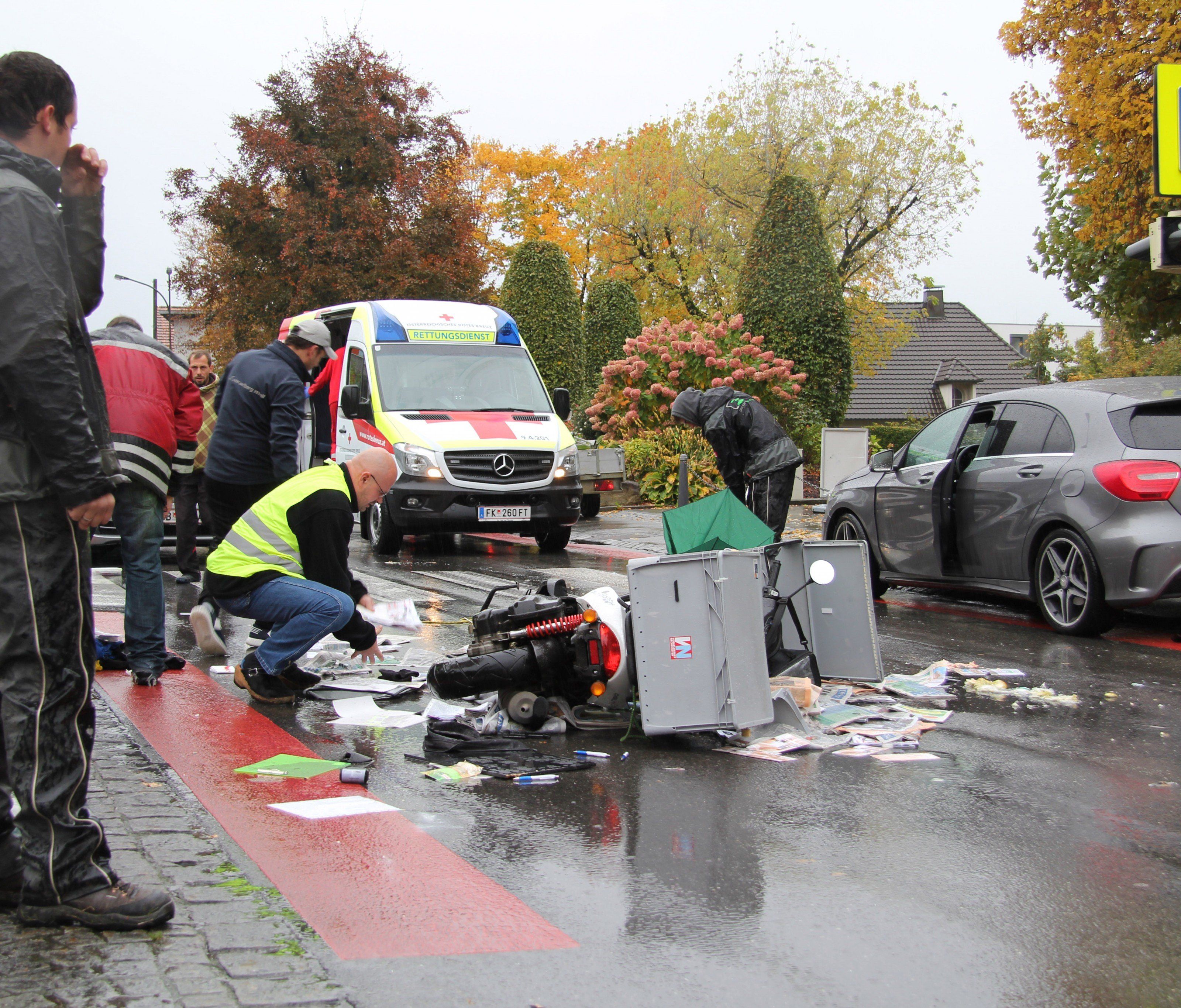 Verkehrsteilnehmer halfen bei der Räumung der Unfallstelle aktiv mit. Verkehrsteilnehmer halfen bei der Räumung der Unfallstelle aktiv mit.