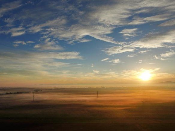 Die Sonne versucht sich noch einmal durchzusetzen. Die Sonne versucht sich noch einmal durchzusetzen.