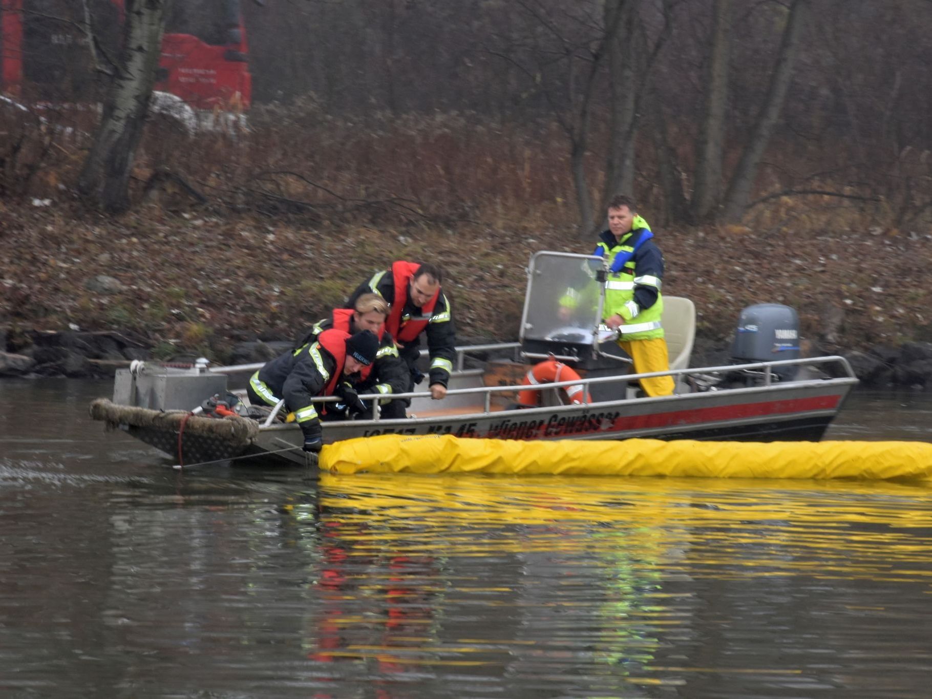 Beim Einsatz der neuen Ölsperre. Beim Einsatz der neuen Ölsperre.
