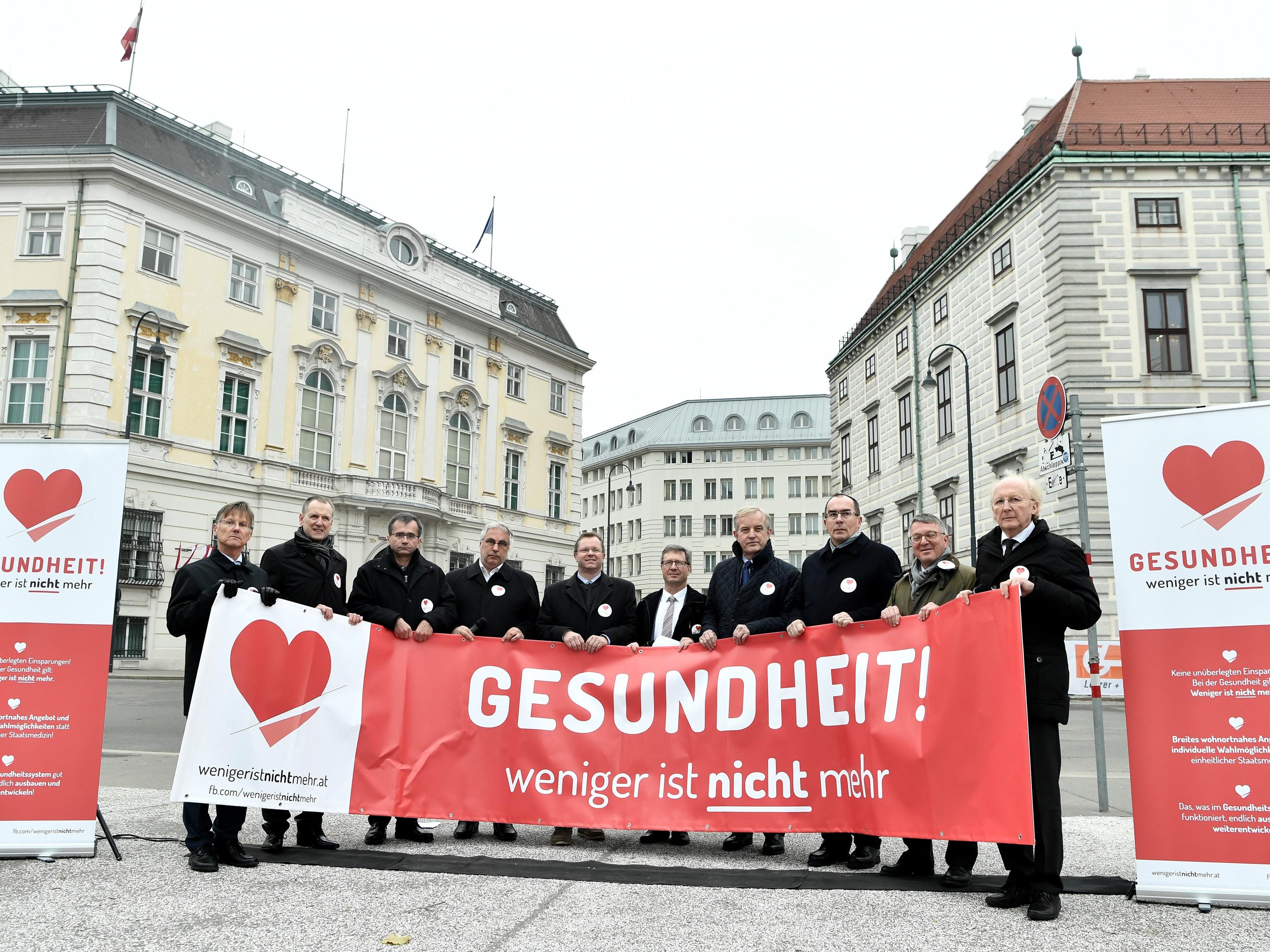 Die Ärztekammer-Präsidenten aus ganz Österreich beim Protest am Ballhausplatz.