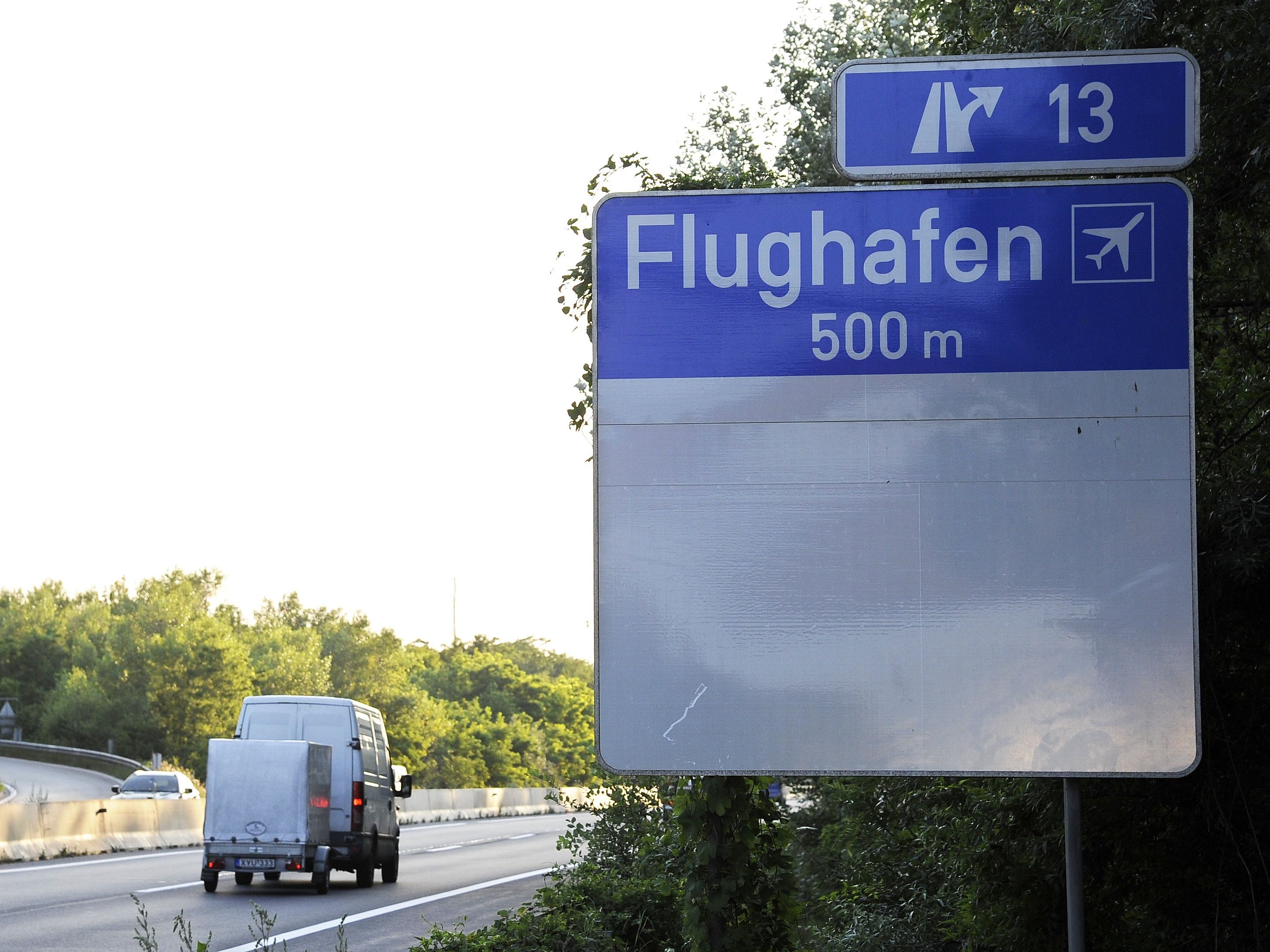 Auf der A4 ereignete sich in der Ausfahrt Flughafen ein schwerer Unfall. Auf der A4 ereignete sich in der Ausfahrt Flughafen ein schwerer Unfall.