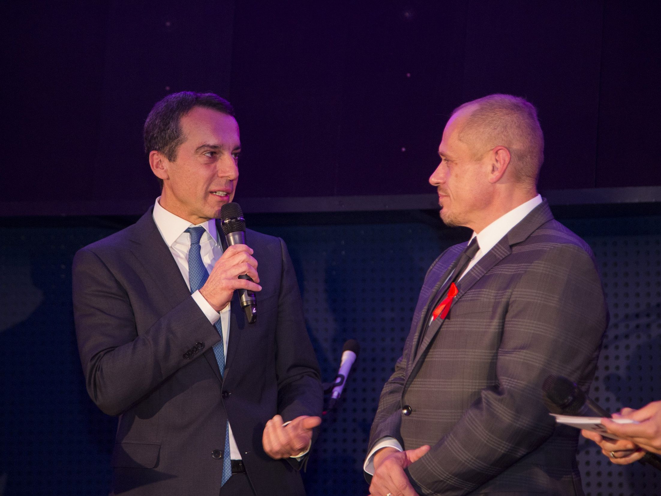 Bundeskanzler Christian Kern (l.) im Gespräch mit Life-Ball-Organisator Gery Keszler. Bundeskanzler Christian Kern (l.) im Gespräch mit Life-Ball-Organisator Gery Keszler.