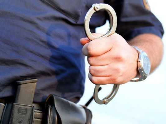 Die Polizei nahm den Tatverdächtigen fest. Die Polizei nahm den Tatverdächtigen fest.