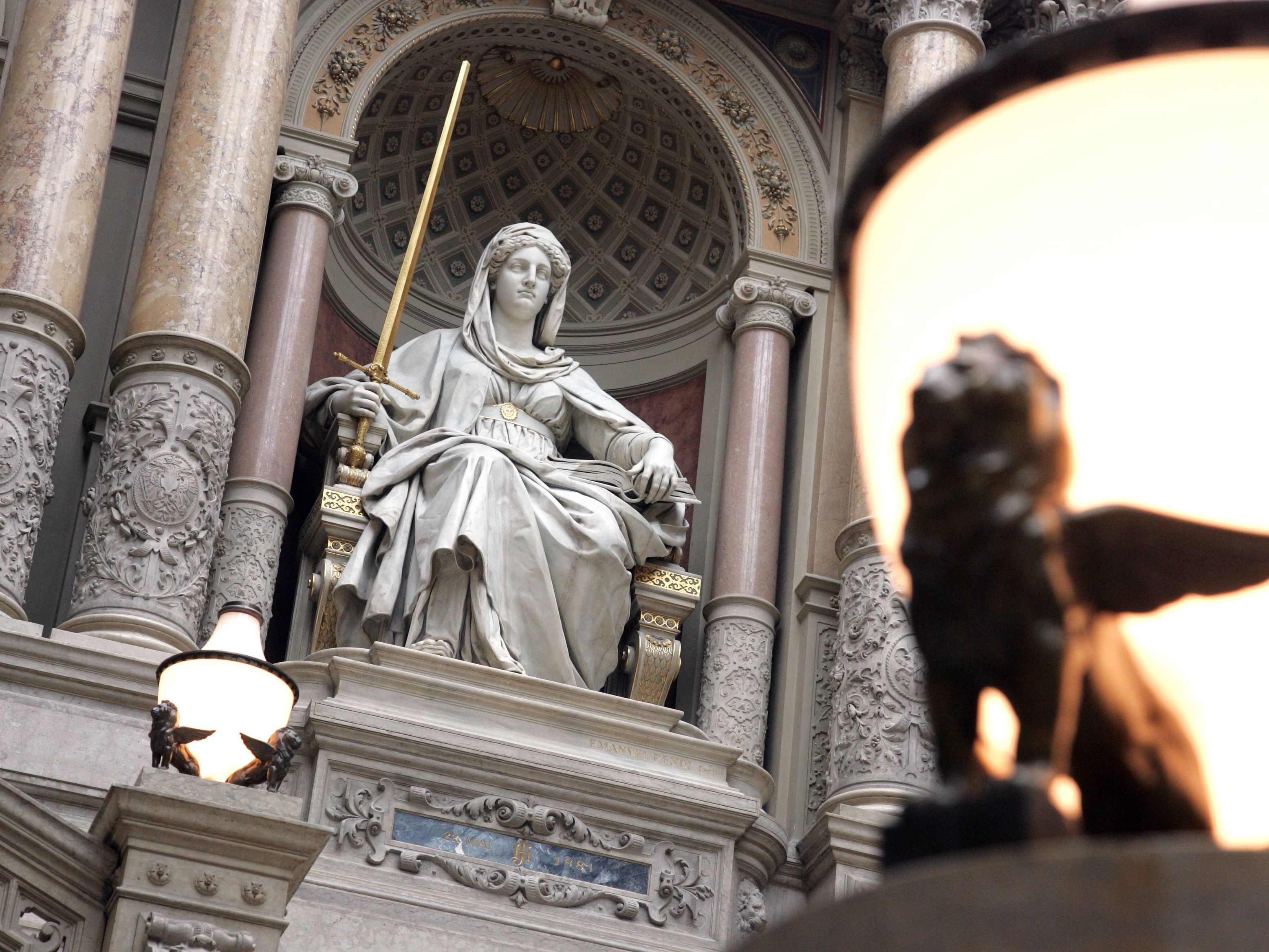Die Justitia-Statue vor dem Wiener Justizpalast. Die Justitia-Statue vor dem Wiener Justizpalast.