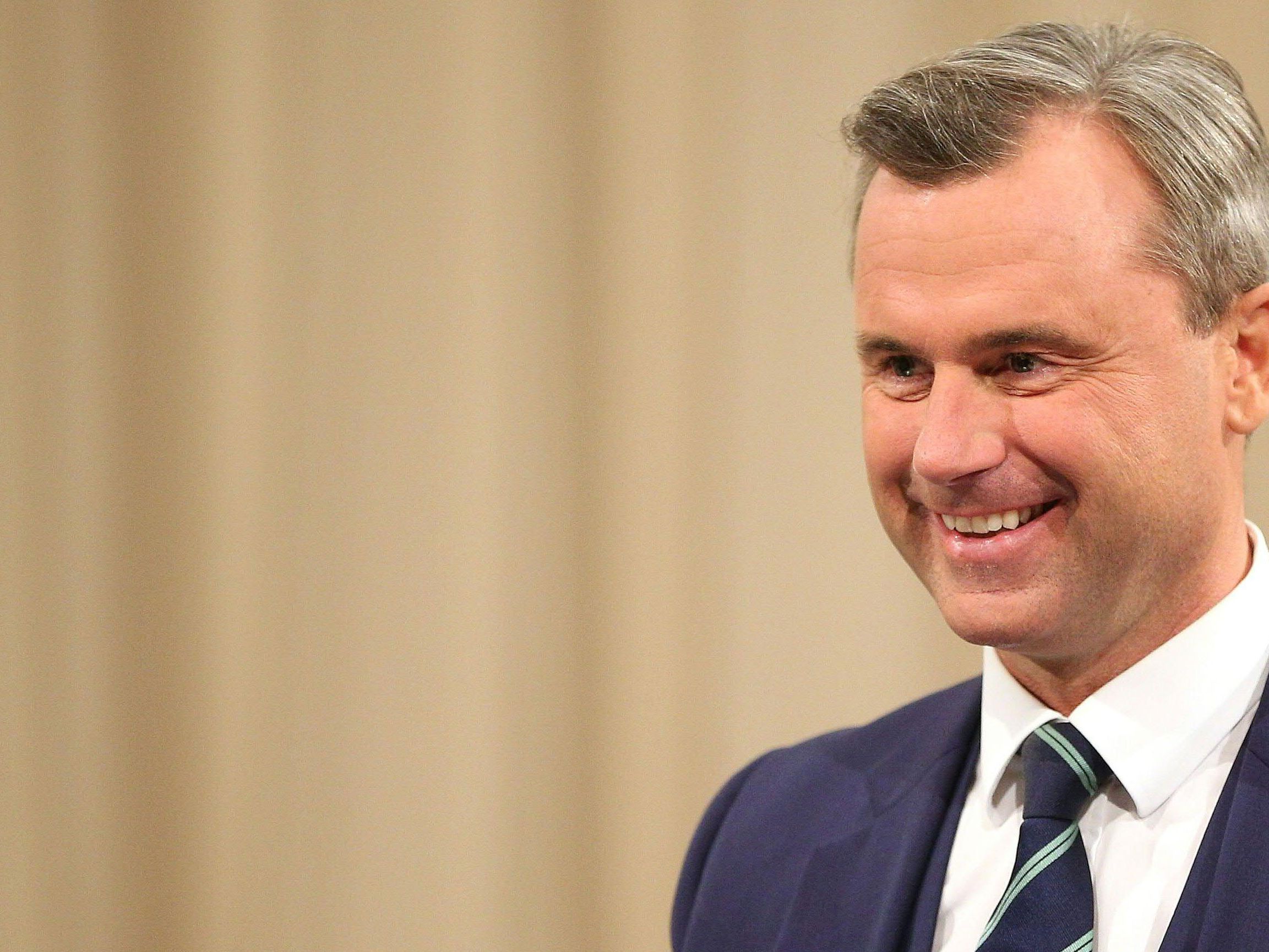 Norbert Hofer will künftig auf den Kornblumen-Anstecker verzichten. Norbert Hofer will künftig auf den Kornblumen-Anstecker verzichten.
