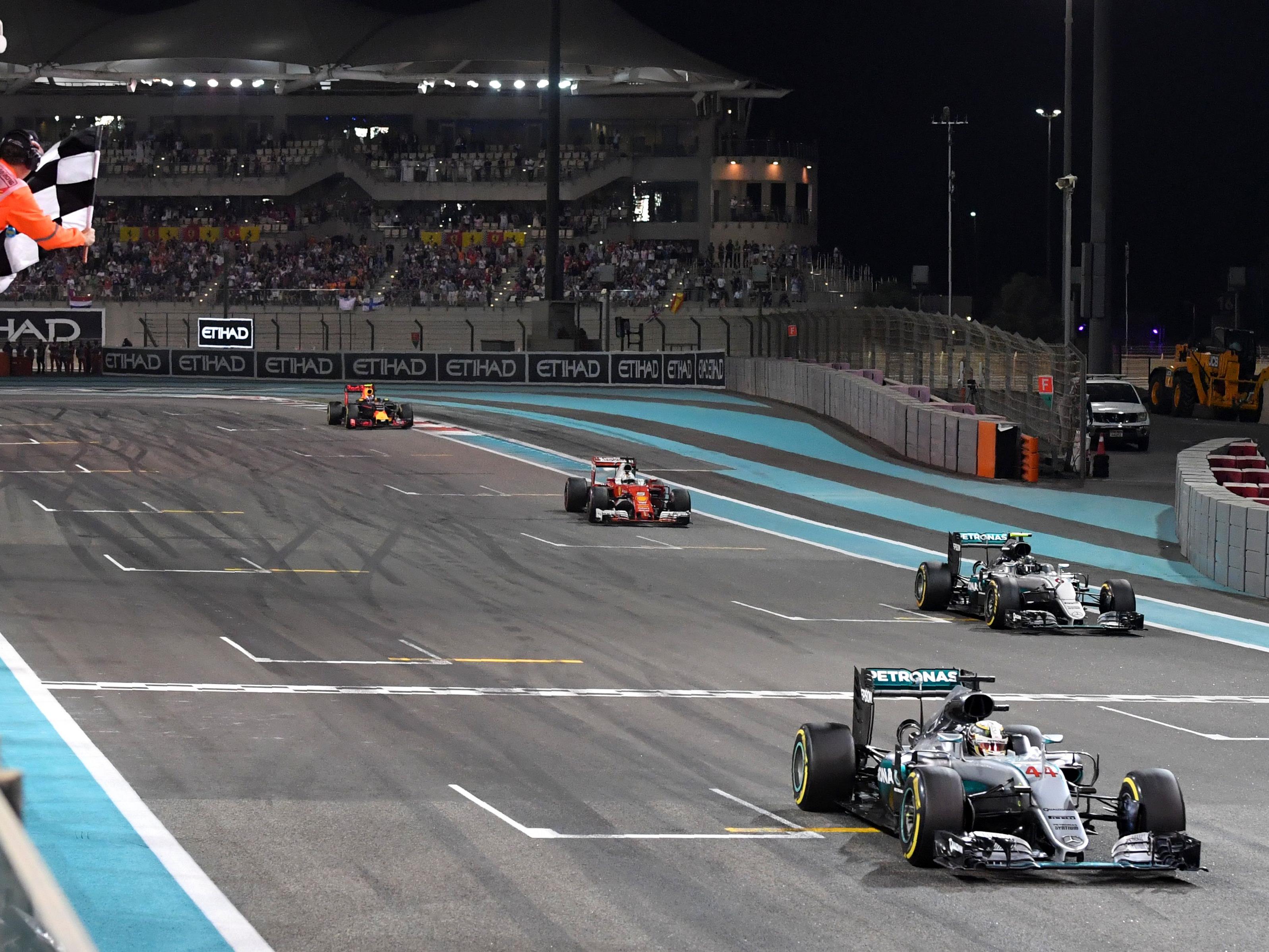 Der Zieleinlauf: Lewis Hamilton ist vorne, aber Rosbergs zweiter Platz reicht zum Titel.