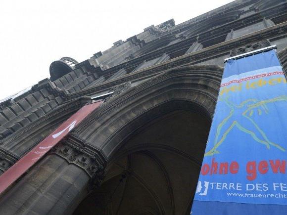 Am Wiener Rathaus wurde die Fahne der Menschenrechtsorganisation "Terre des Femmes" gehisst.