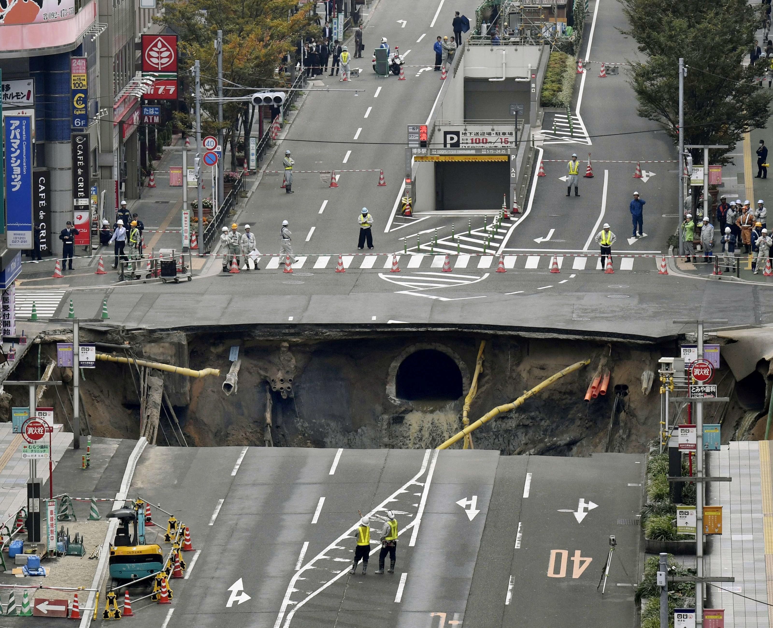 Der Krater tat sich auf einer Hauptstraße in Fukuoka auf. Der Krater tat sich auf einer Hauptstraße in Fukuoka auf.