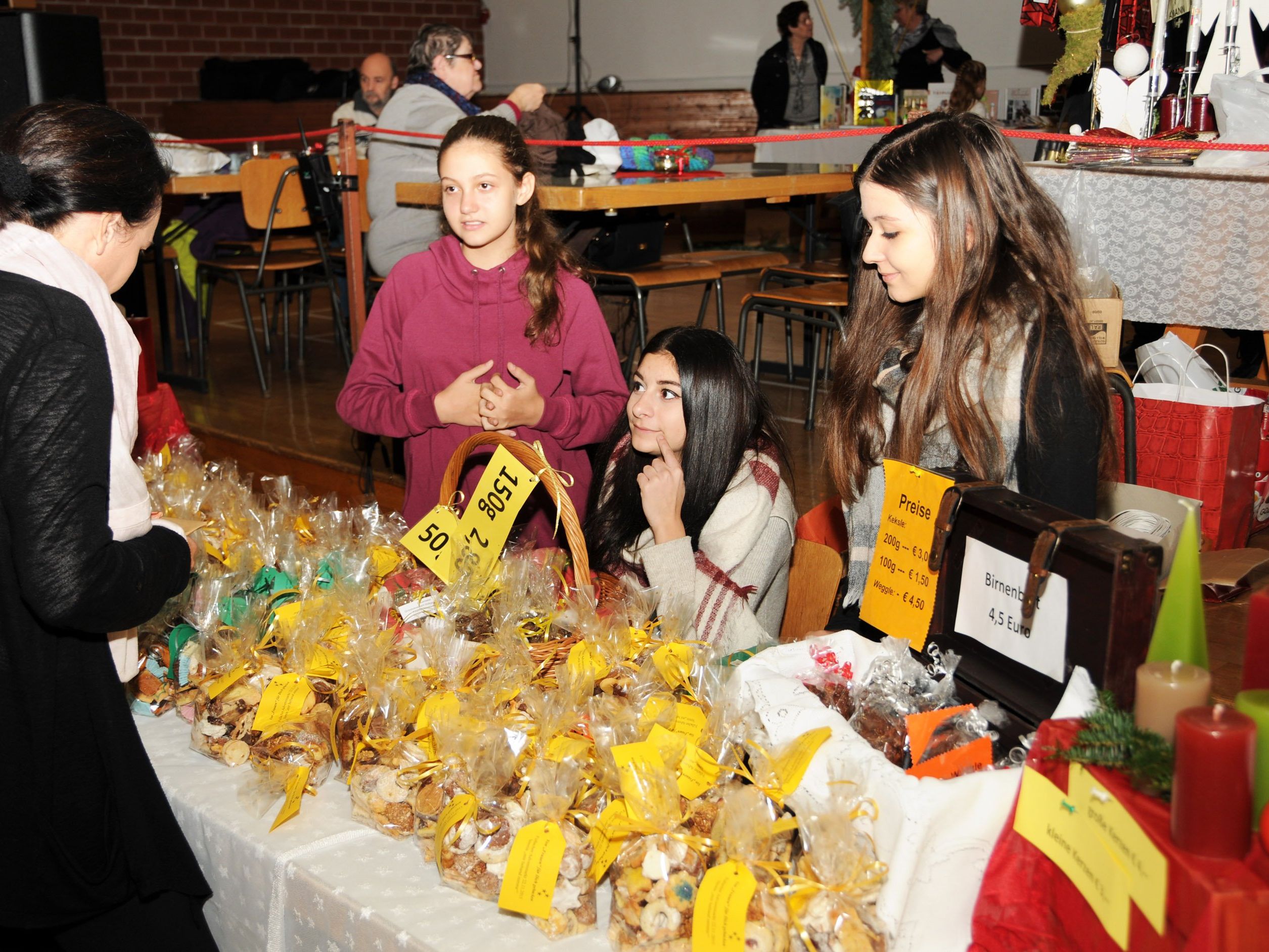 Am Sonntag, den 27. November, werden in der Mehrzweckhalle Fuzßach selbstgebackene Kekse angeboten. Am Sonntag, den 27. November, werden in der Mehrzweckhalle Fuzßach selbstgebackene Kekse angeboten.