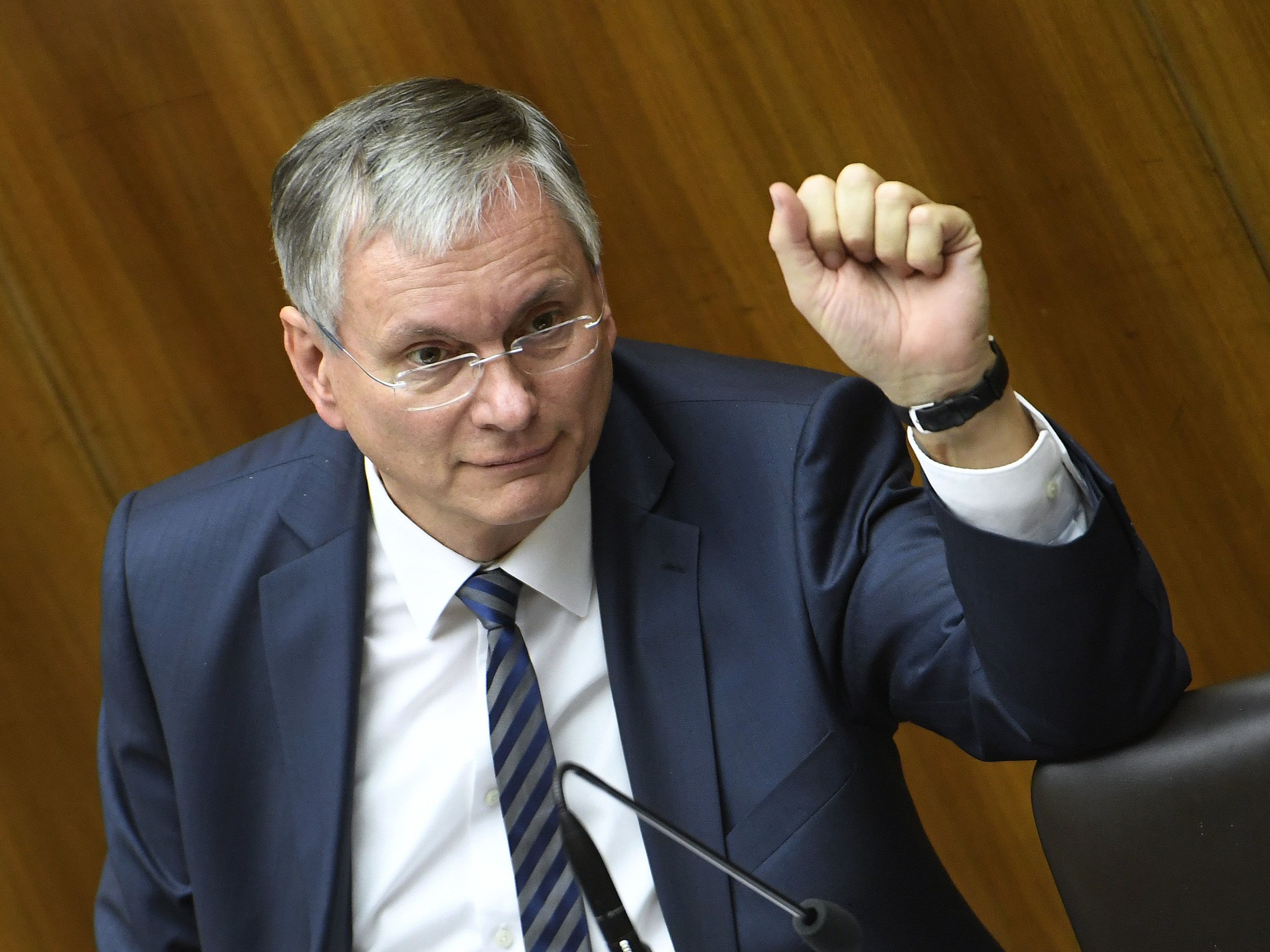 Sozialminister Stöger will auch für pensionierte Beamte die Einmalzahlung von 100 Euro Sozialminister Stöger will auch für pensionierte Beamte die Einmalzahlung von 100 Euro