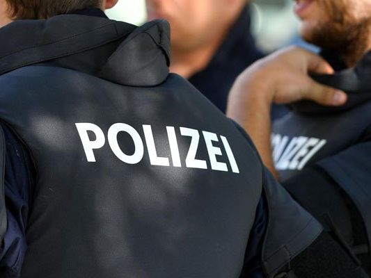 Zwei Polizisten reisten in der vergangenen Woche nach Budapest. Zwei Polizisten reisten in der vergangenen Woche nach Budapest.
