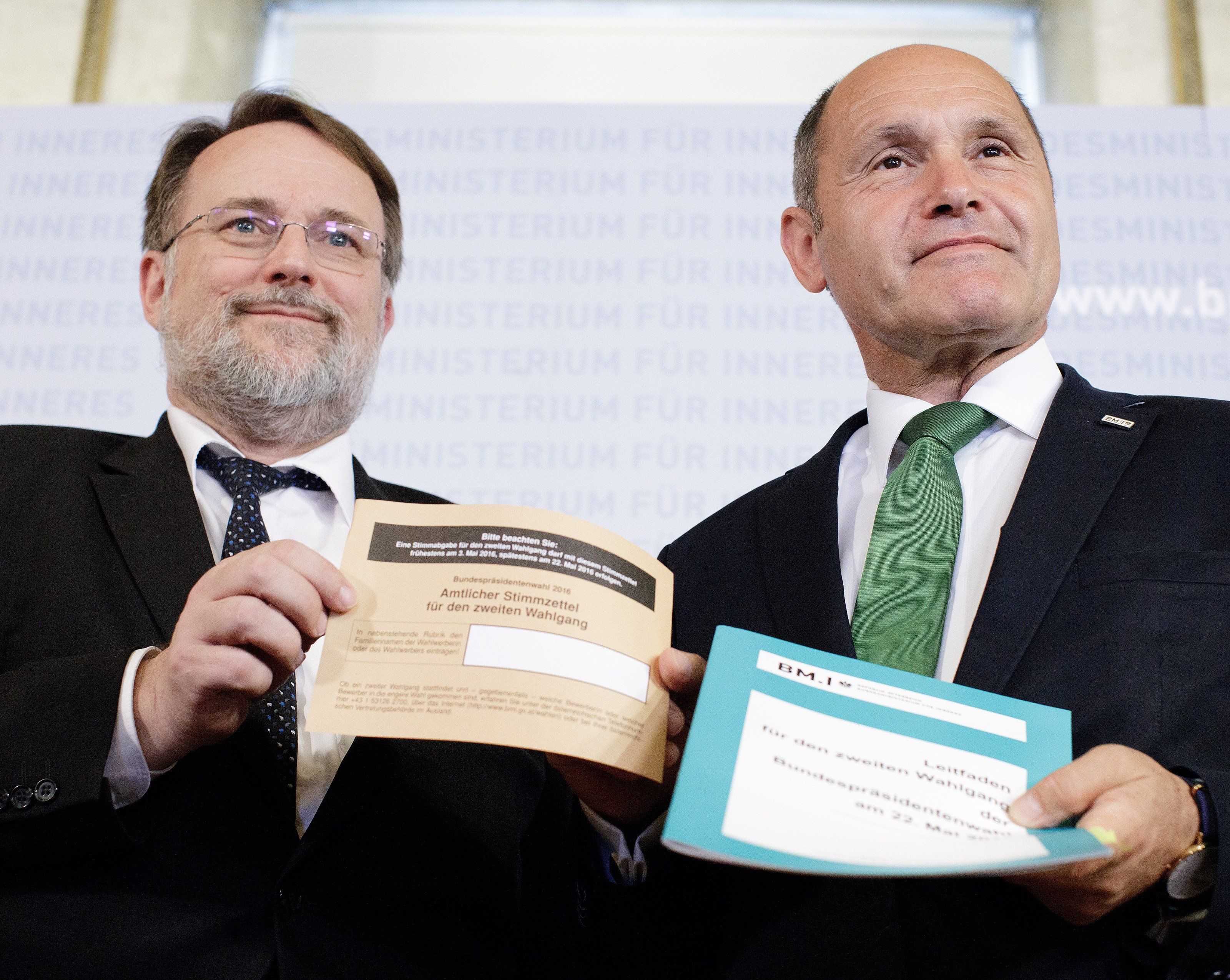 Wahlabteilungsleiter Robert Stein (L) und Innenminister Wolfgang Sobotka mit Wahlkarten Wahlabteilungsleiter Robert Stein (L) und Innenminister Wolfgang Sobotka mit Wahlkarten