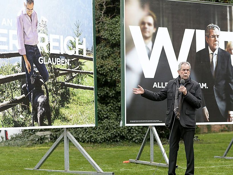 Das linke Wahlkampf-Sujet wurde mit einem Foto von Adolf Hitler verglichen. Das linke Wahlkampf-Sujet wurde mit einem Foto von Adolf Hitler verglichen.