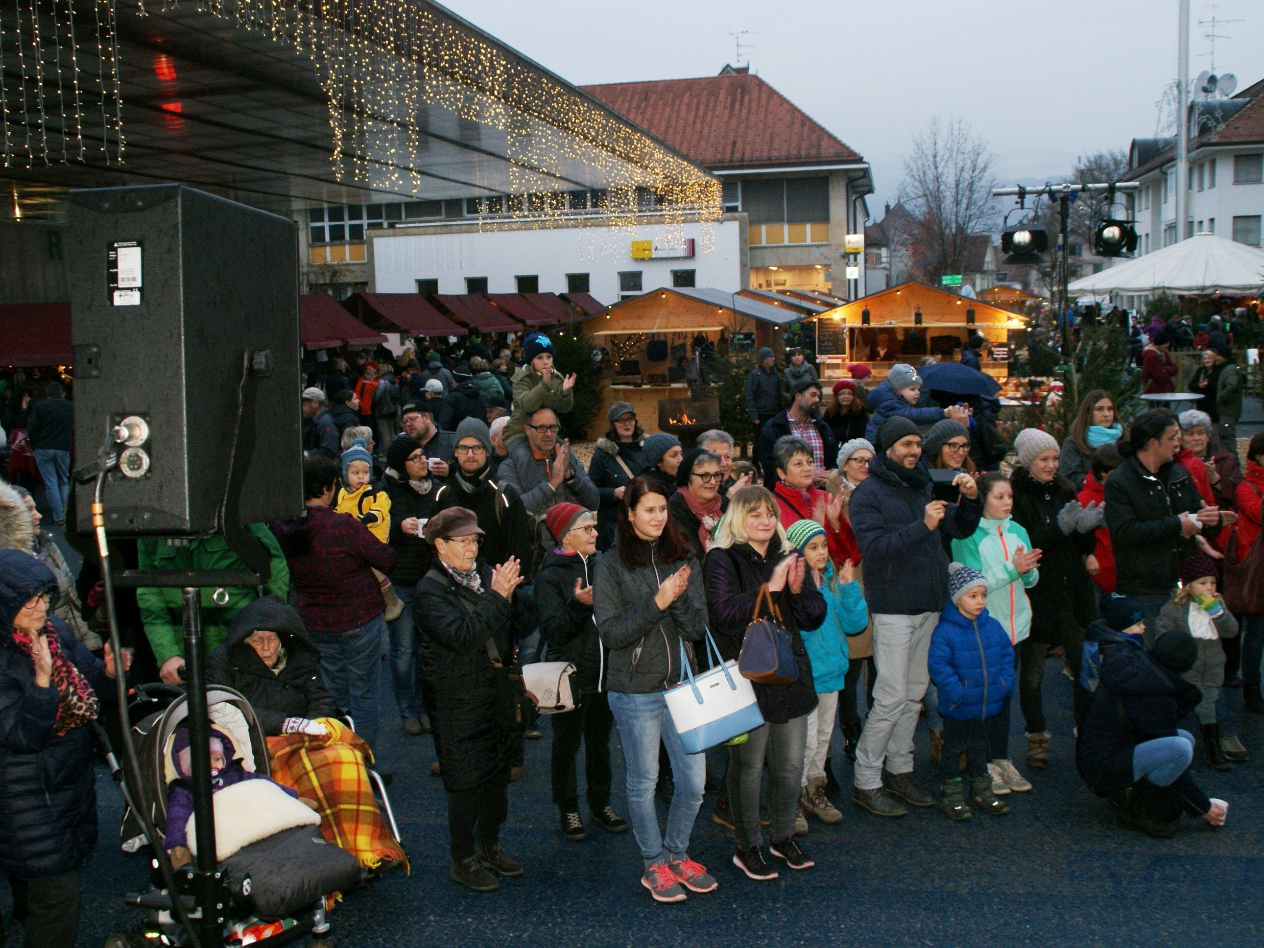 Beschauliche Stimmung am Kirchplatz zum Chrischtkendlimarkt Beschauliche Stimmung am Kirchplatz zum Chrischtkendlimarkt