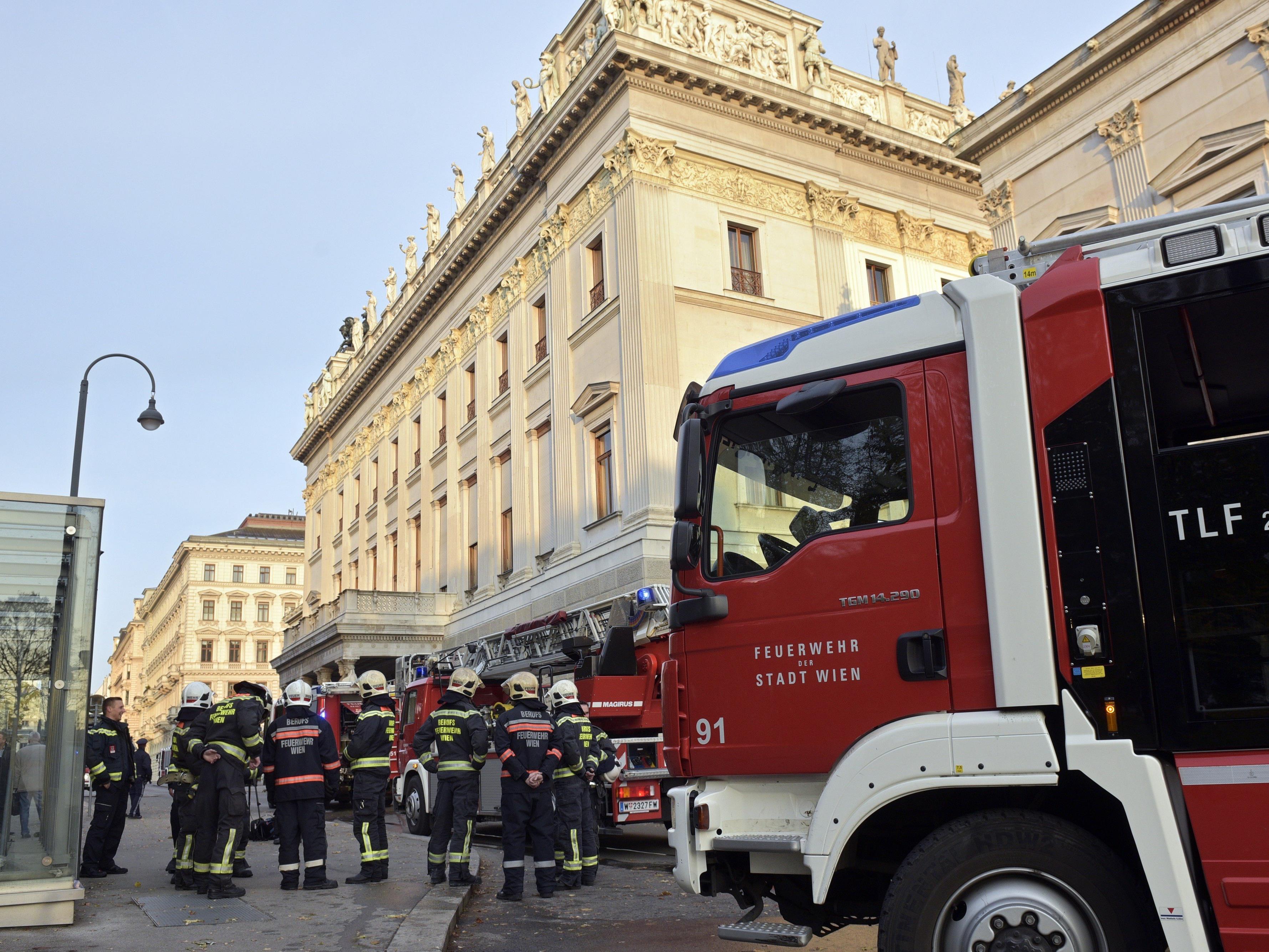 Die Feuerwehr konnte den Dachbrand im Wiener Parlament unter Kontrolle bringen