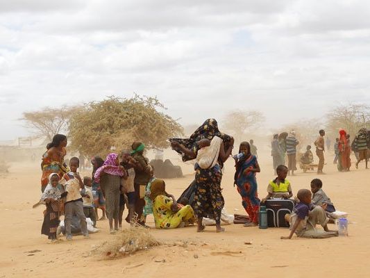 Das weltweit größte Flüchtlingscamp in Kenia soll bis Ende November geschlossen werden. Das weltweit größte Flüchtlingscamp in Kenia soll bis Ende November geschlossen werden.