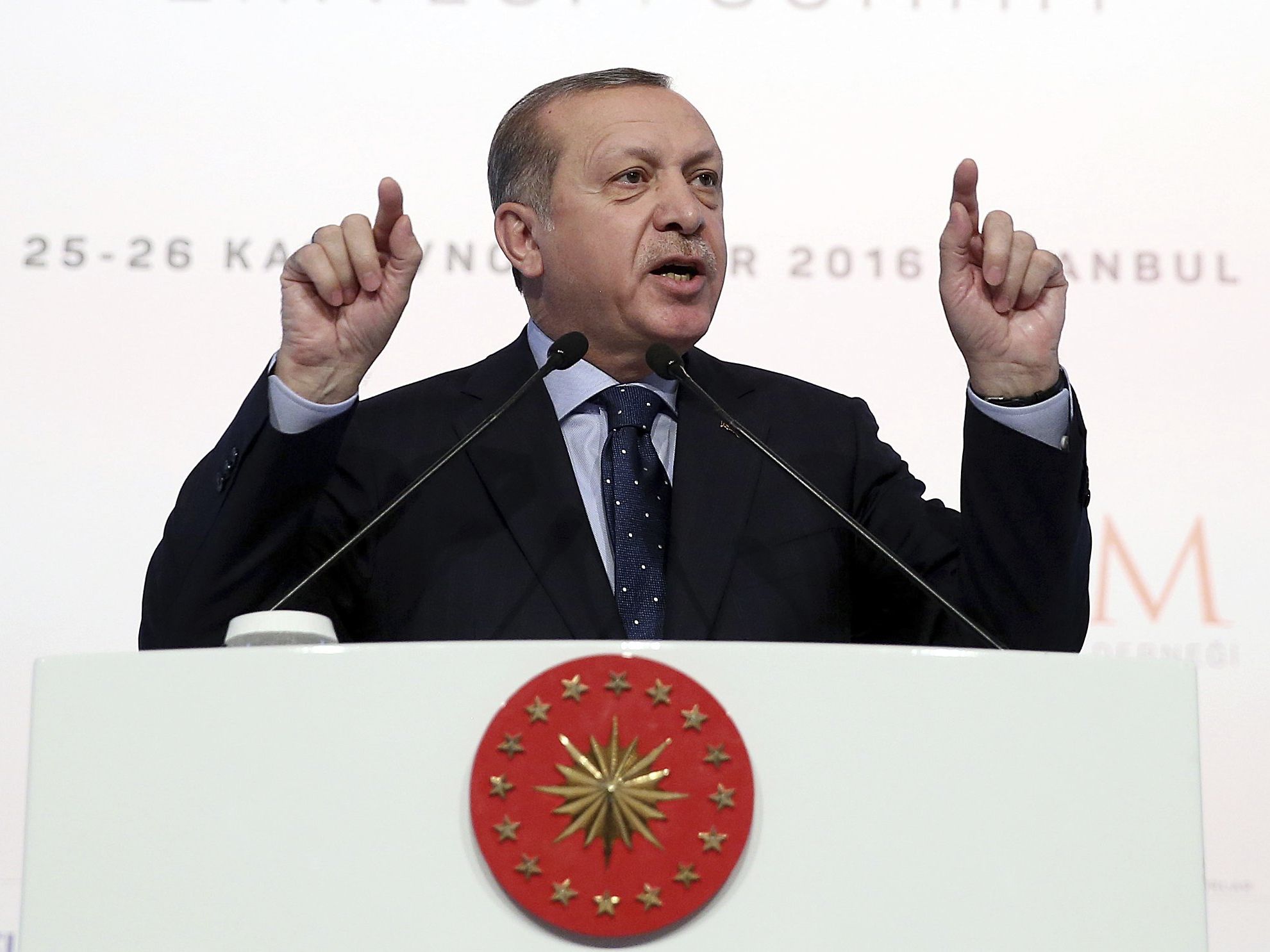 Türkischer Präsident droht EU mit Grenzöffnung für Flüchtlinge. Türkischer Präsident droht EU mit Grenzöffnung für Flüchtlinge.