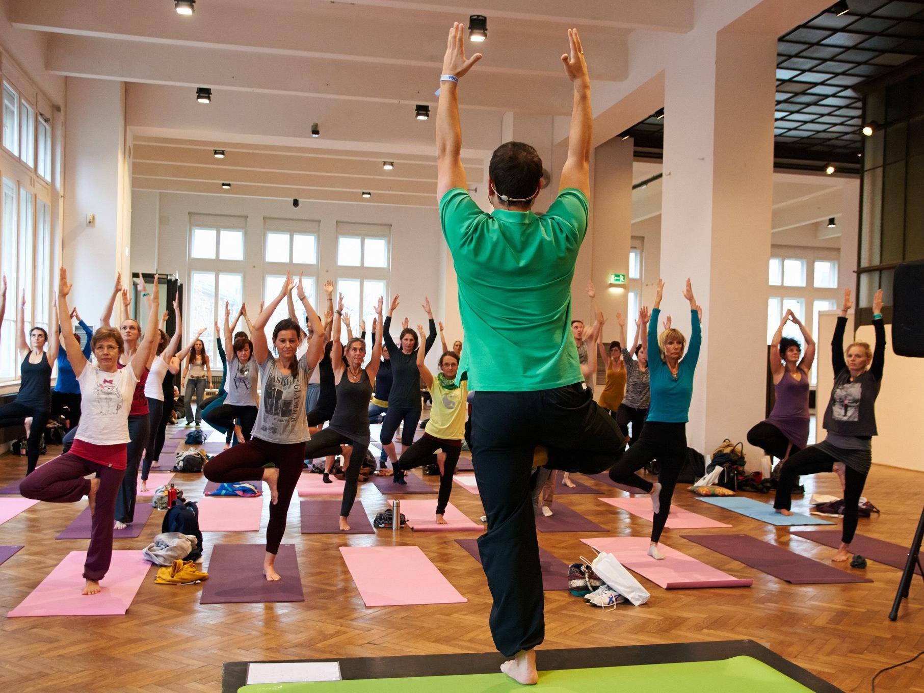 Begeisterte Messebesucher bei der Yoga Planet im MAK