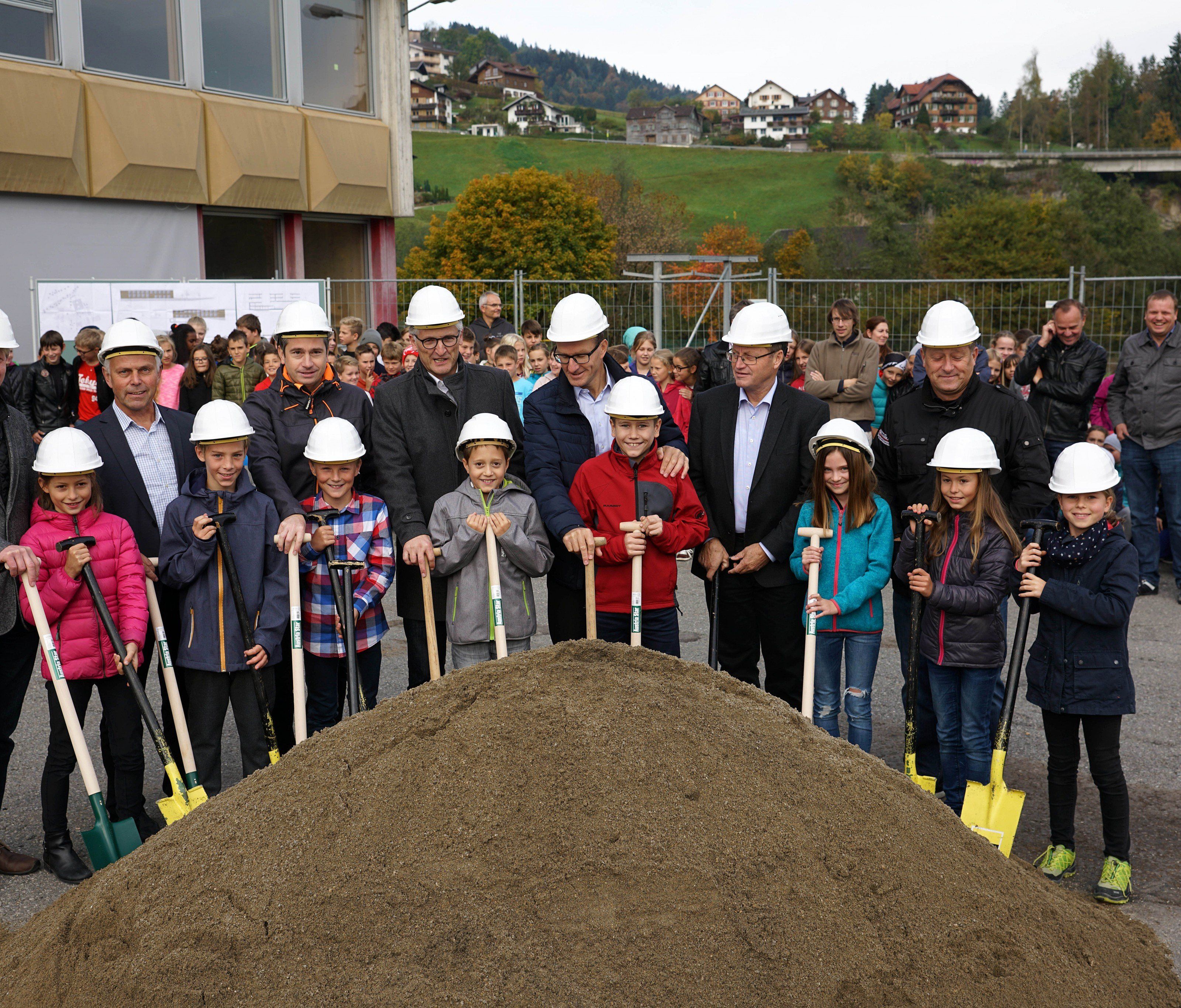 Die Schüler haben gemeinsam mit den Gemeindeverantwortlichen die Spaten gesetzt und freuen sich auf die neue Mittelschule. Die Schüler haben gemeinsam mit den Gemeindeverantwortlichen die Spaten gesetzt und freuen sich auf die neue Mittelschule.