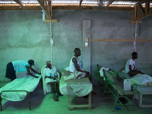 Der Hurrikan hat die Ausbreitung der Cholera begünstigt. Der Hurrikan hat die Ausbreitung der Cholera begünstigt.