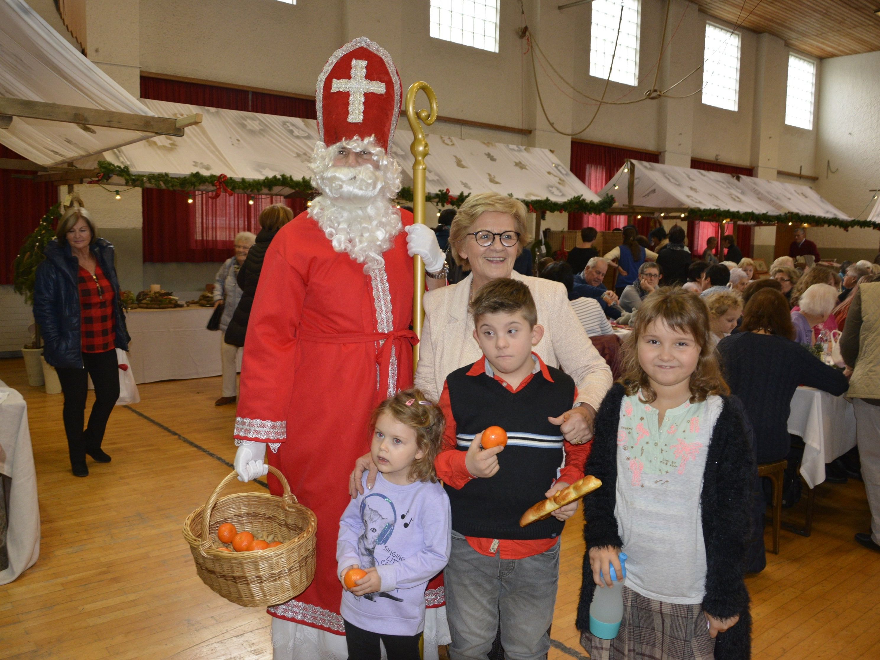 Klôsomarkt der Freiheitlichen Frauen mit Besuch vom Nikolaus in der Jahnturnhalle. Klôsomarkt der Freiheitlichen Frauen mit Besuch vom Nikolaus in der Jahnturnhalle.