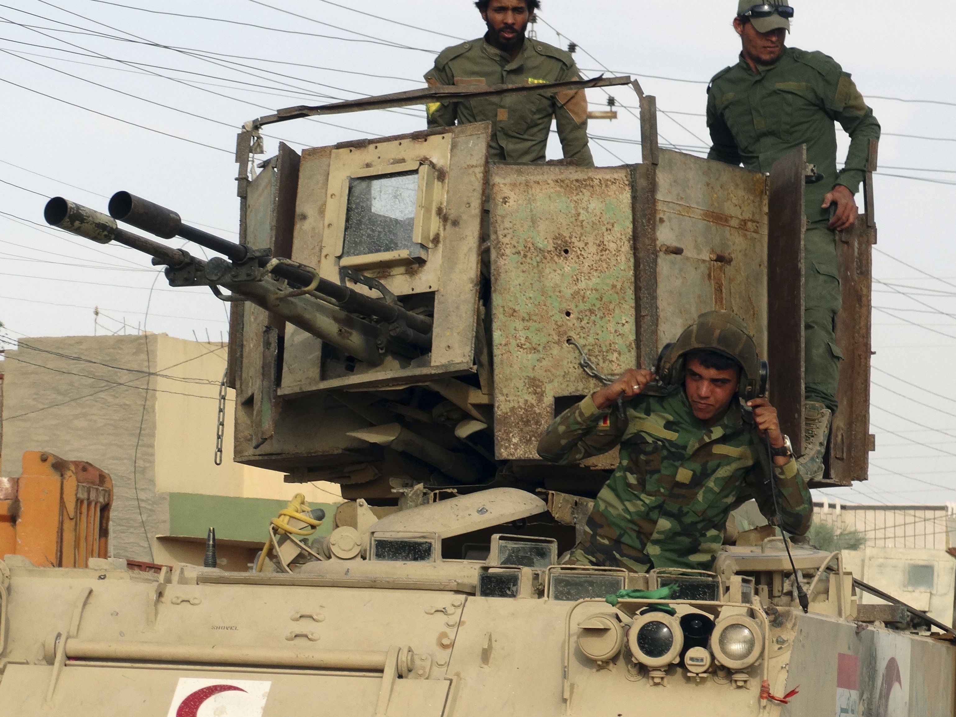 Tausende fliehen aus Tal Afar - Mosul umzingelt - Türkei droht mit Eingreifen. Tausende fliehen aus Tal Afar - Mosul umzingelt - Türkei droht mit Eingreifen.