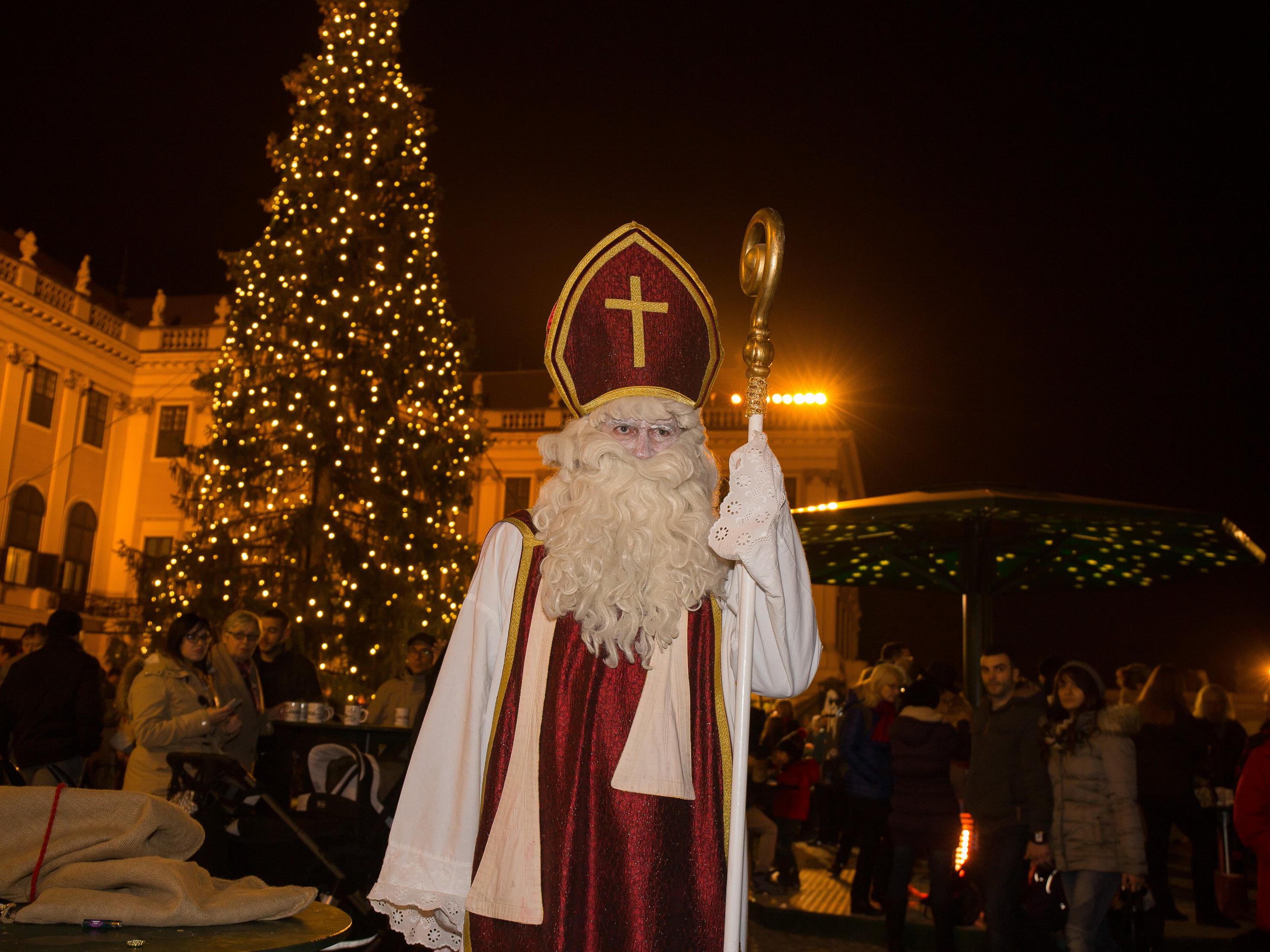 Der Nikolaus kommt am 5. und 6. Dezember zum Weihnachtsmarkt Schloss Schönbrunn
