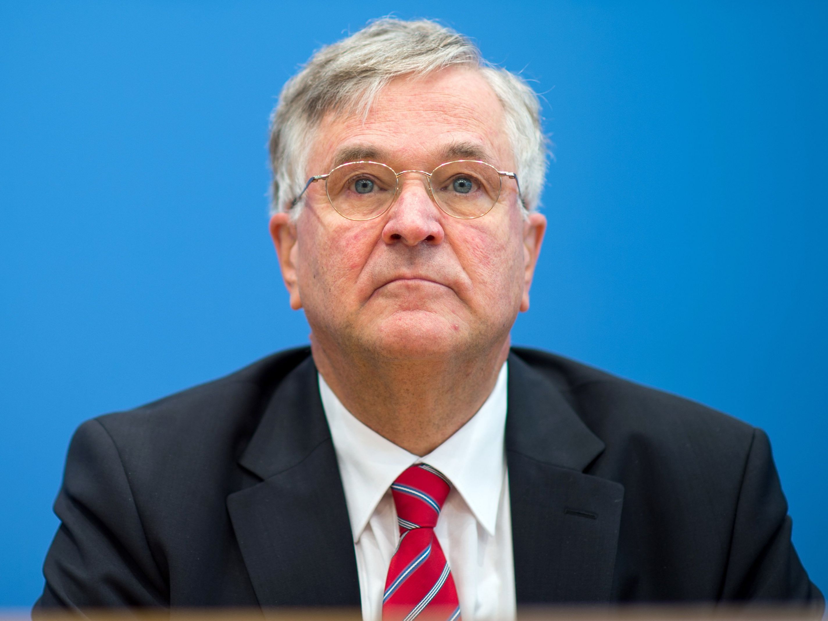 Der deutsche Bundestagsvizepräsident Peter Hintze ist gestorben. Der deutsche Bundestagsvizepräsident Peter Hintze ist gestorben.